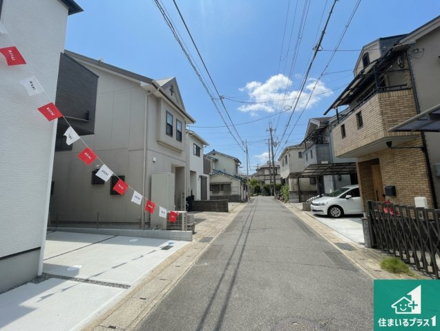 周辺は閑静な住宅街！前面道路広々で車の出し入れも便利です。駐車が苦手な方でも安心して車庫入れできます！