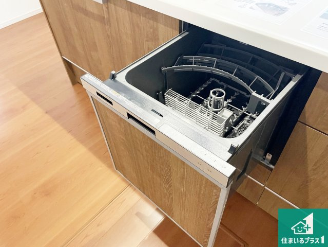 食事後の一仕事、食器洗いをボタン一つでお任せできちゃいます！場所を取らないビルトイン式なので、お料理スペースもしっかり確保！