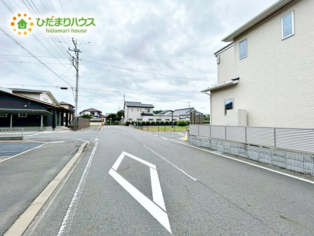道路幅が広いので、お向かいさんの家との距離が離れて、住居の日当たりが良いです！