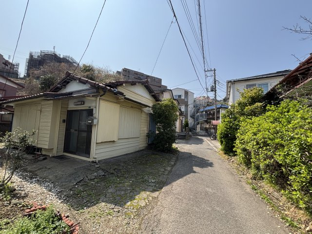 前面道路は車通りも少なく静かな環境です。