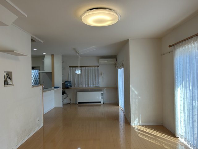 南向きの窓から明るい光が差し込んできます。
