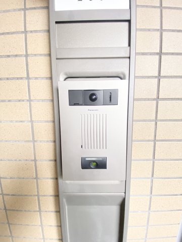 玄関前のインターホンもカメラが付いていて安心♪