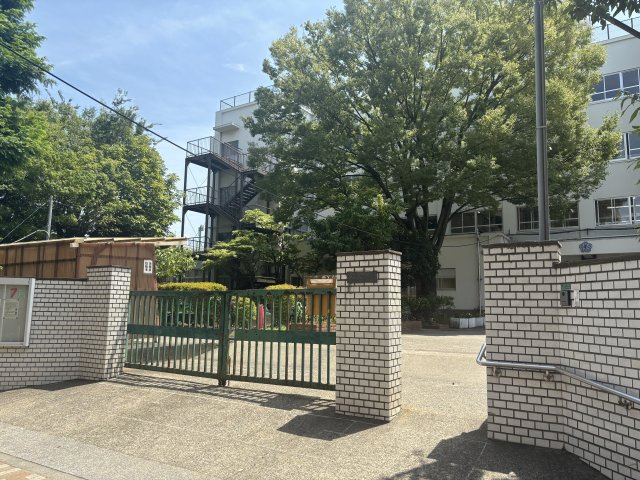 徒歩圏内に位置する足立区立辰沼小学校。周辺は落ち着いた住宅街が広がっています。※