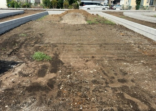 土地の面積＝住宅面積ではありません。建ぺい率の問題などで、土地のある場所によって住宅を建てられる面積は限られています。高さもしかり、「土地」という言葉の中には、建築条件も含まれると考えておきましょう。