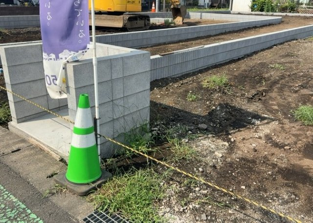 家を建てる場合、方位は要チェックです。現実的に日当たりのよい家ならばリビングは南側、建築基準法でも北側に当たる家への配慮は求められています。土地を見学に行く際は、方位磁針を持って行くようにしましょう。