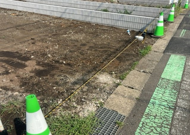 土地の前の道路に消火栓が設置されていることがあります。この場合、道路交通法第45条第1項により、駐車禁止の場所が指定されています。そのため、車庫などの駐車スペースをつくることができない場合があります。