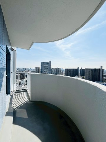 アーチを描く洋室側のバルコニー。高層階につき見晴らしも良好です。
