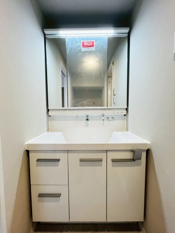 日々の身支度に欠かせない独立洗面台。物の出し入れがしやすい引き出し収納付き。