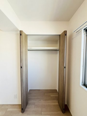 洋室（約5.6帖）：お部屋のクローゼット収納。