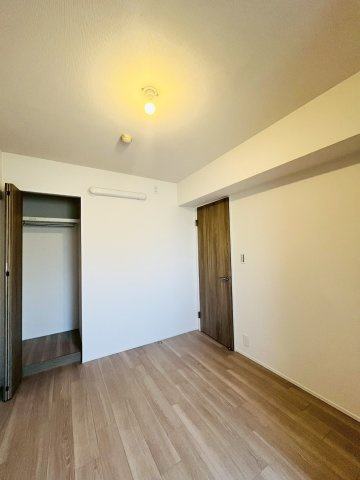 洋室（約5.0帖）：ナチュラルなフローリングと雰囲気を合わせた建具で落ち着いた雰囲気です。