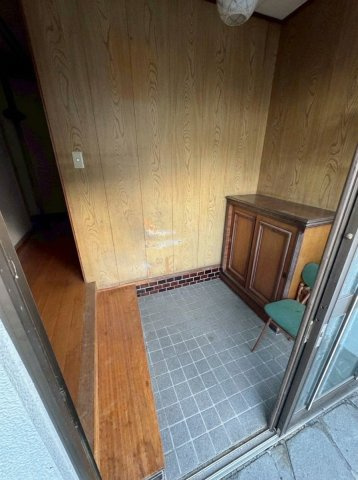 複数の靴やイスを置いても、窮屈さを感じない広さです。