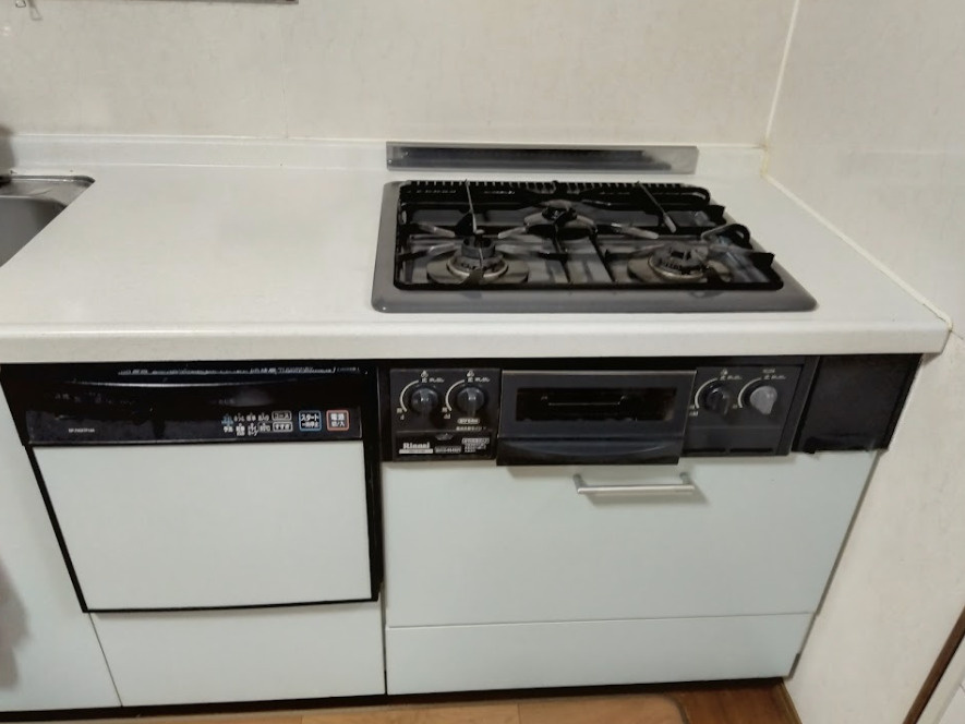 3口コンロで同時調理も可能なため、ファミリー層にも嬉しい設備が整っています。家事動線にも配慮された、実用性の高いキッチンスペースです。