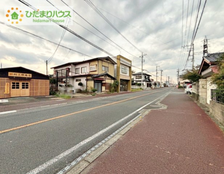 前面道路は12ｍあり、交通量が少ないのでお車の運転が苦手な方でも安心です