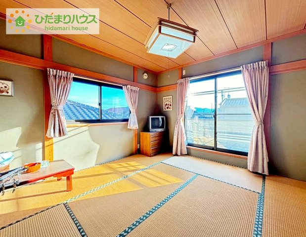 二面採光の設計で明るい時間帯は陽が入り、リラックス出来るお部屋となっております。