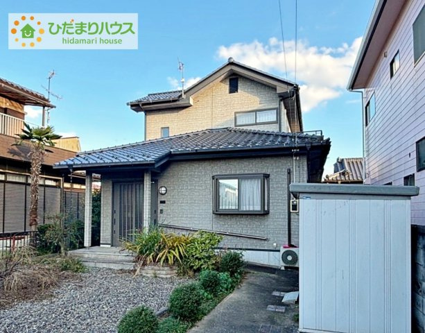 お家までの通路はフラットになっており、手すりも付いているので小さなお子様やご年配の方に優しい設計です
