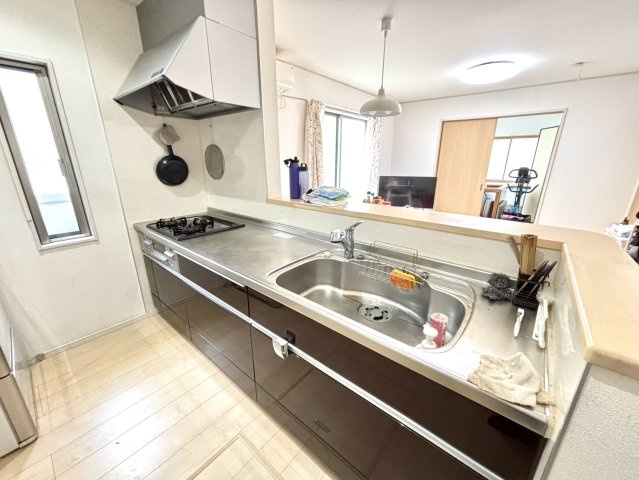 リビングが見渡せる対面キッチン。家族との会話を楽しみながら料理ができるのが魅力です。ワイドなシンクと3口コンロで使い勝手もよいです。キッチン横には窓付きで換気にも便利な設計になっております。　