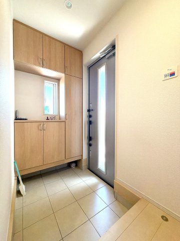 玄関になります♪シューズボックスが大きく収納◎照明はセンサー式になります♪