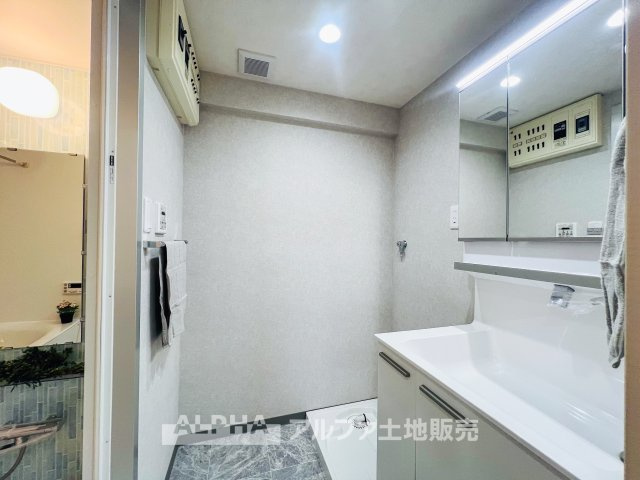 【Laundry　space】　◆ランドリースペース◆広々した空間で雨の日でも十分に洗濯物を乾かすことが出来ます。バスルームには浴室換気乾燥機も付いているので重宝しますね。