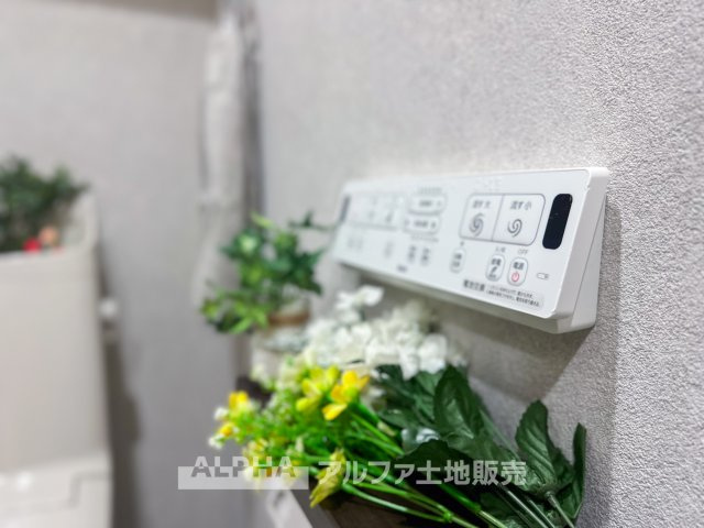【Warm　water　flush　toilet】　◆温水洗浄便座付きトイレ◆お掃除も楽々。快適に過ごすためには今や欠かせない設備の一つです。壁掛けリモコンで使いやすくいつでも清潔に保てます。