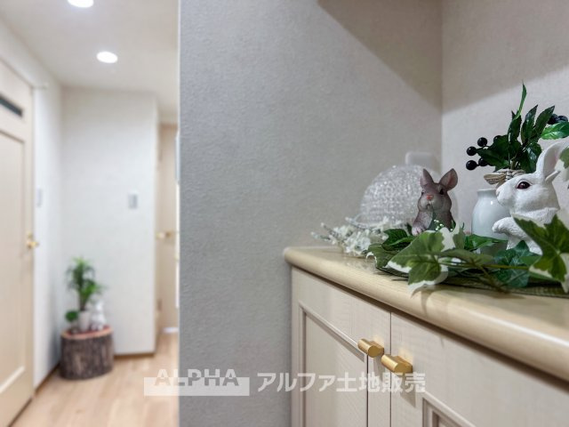 【Welcome　Space】　◆玄関◆帰宅時にほっとできる、穏やかな空気感の玄関。整った空間が日々の切り替えを自然にサポートし、来客時にも好印象を与えます。