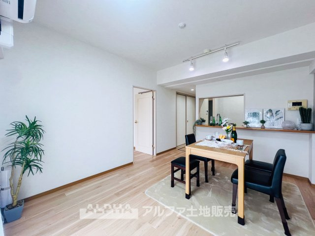 【Quiet　Comfort】　◆静けさとともに◆　外の喧騒を忘れさせる落ち着きが、日々に余白を生む。ここでの時間が、自然と笑顔を増やしていく。