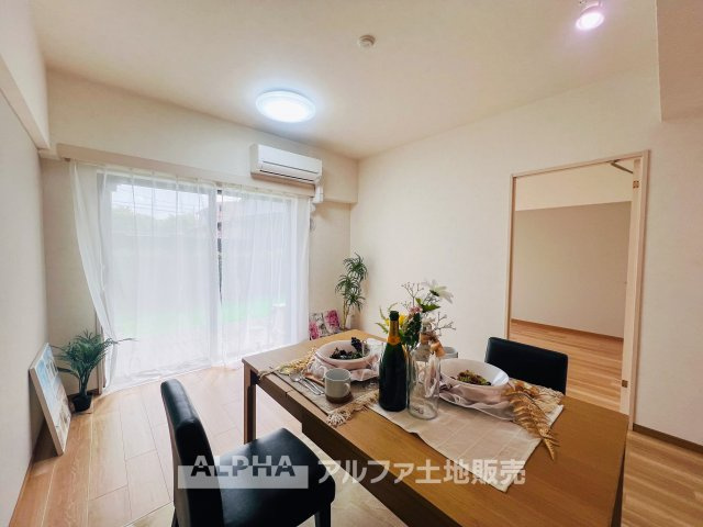 【Warm　Light】　◆ぬくもりに満ちた場所◆　差し込む陽だまりが、心の奥までやさしく照らす。過ごすほどに、この場所が帰りたくなる存在へと変わっていく。