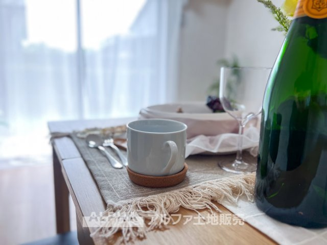【Calm　Days】　◆穏やかな日常へ◆　やわらかな光に包まれた空間が、忙しさを静かにほどいていく。ここで重ねる時間が、暮らしの輪郭を少しずつ整えていく。
