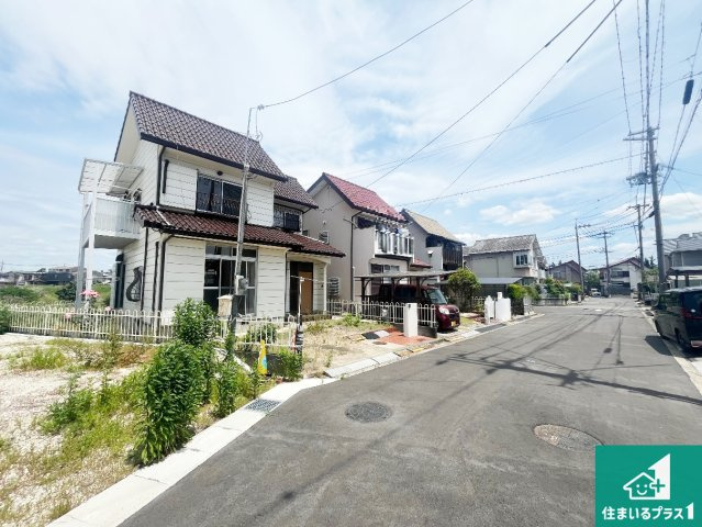 周辺は閑静な住宅街！前面道路広々で車の出し入れも便利です。駐車が苦手な方でも安心して車庫入れできます！