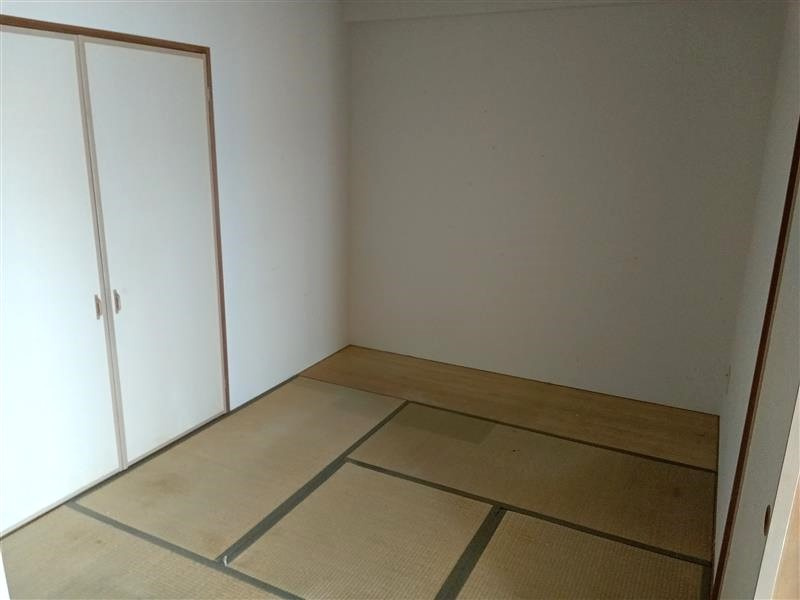 リビングに隣接した5.4帖の和室です。