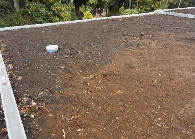 土地の面積＝住宅面積ではありません。建ぺい率の問題などで、土地のある場所によって住宅を建てられる面積は限られています。高さもしかり、「土地」という言葉の中には、建築条件も含まれると考えておきましょう。