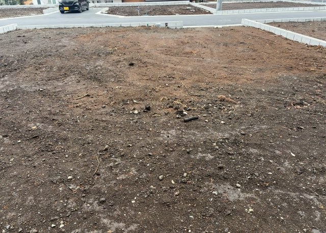 土地の前の道路に消火栓が設置されていることがあります。この場合、道路交通法第45条第1項により、駐車禁止の場所が指定されています。そのため、車庫などの駐車スペースをつくることができない場合があります。