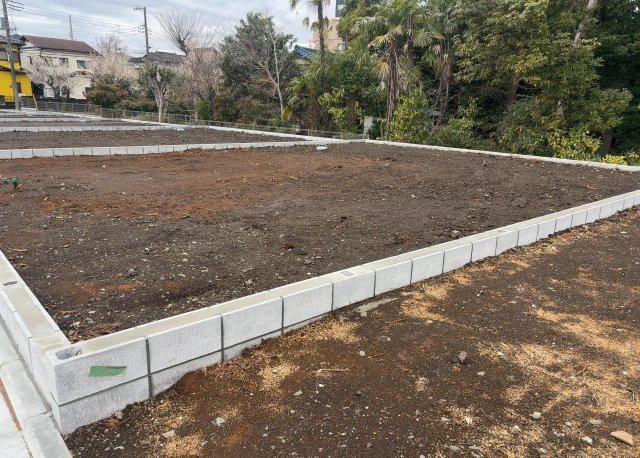 土地購入を検討されている場合、境界杭がない状態で購入してしまうと境界確定測量をする必要があり、費用がかかります。購入の前に、売主、隣土地所有者立ち合いのもと境界を確定し境界杭を設置するのがベストです。