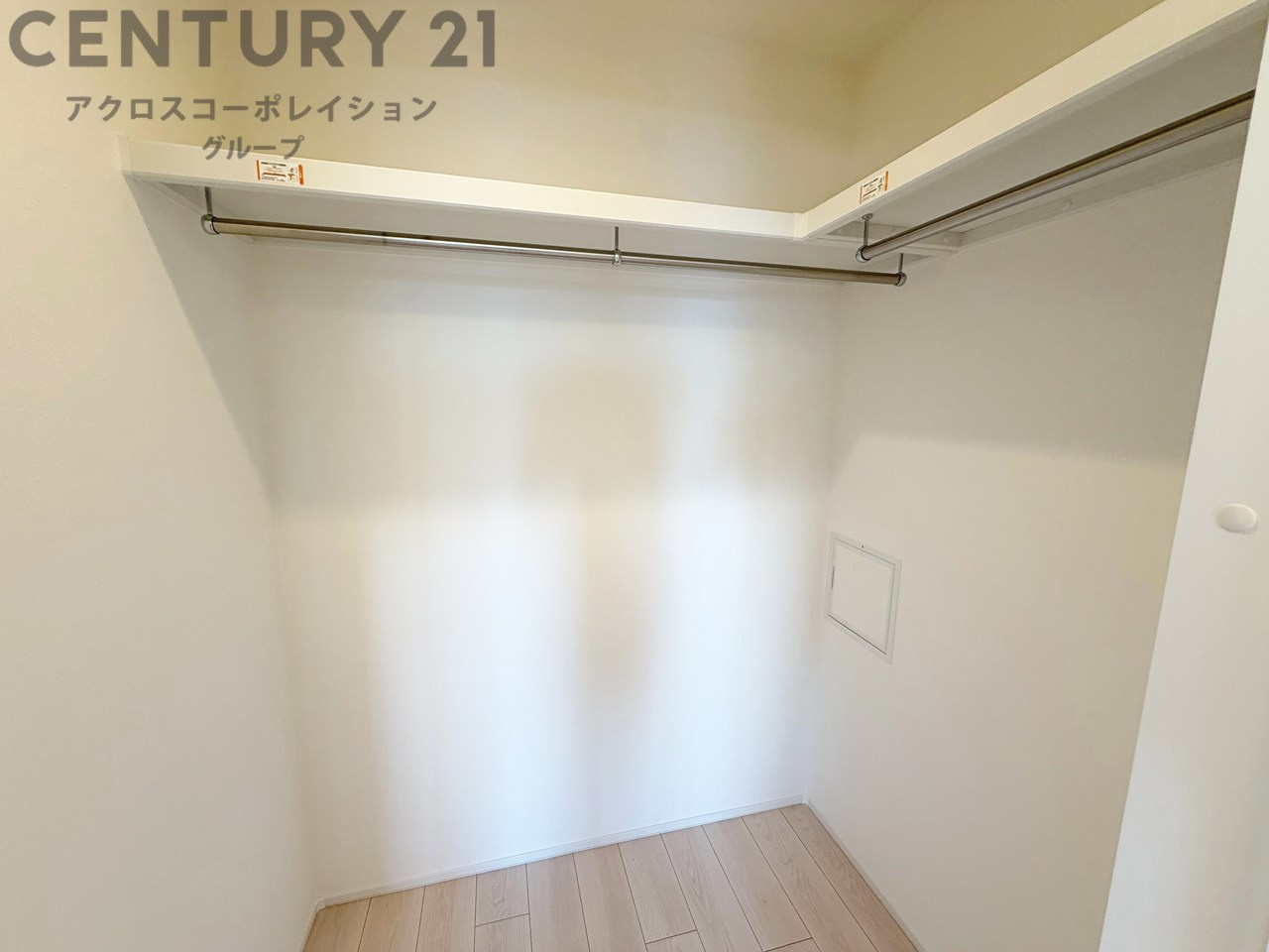 収納力が高く洋服や小物を整理しやすく、更衣室のように使え、部屋がすっきり保てます。収納の配置を自由に調整でき、換気性が良く防湿・防虫対策も可能。快適で機能的な生活空間を実現できます♪
