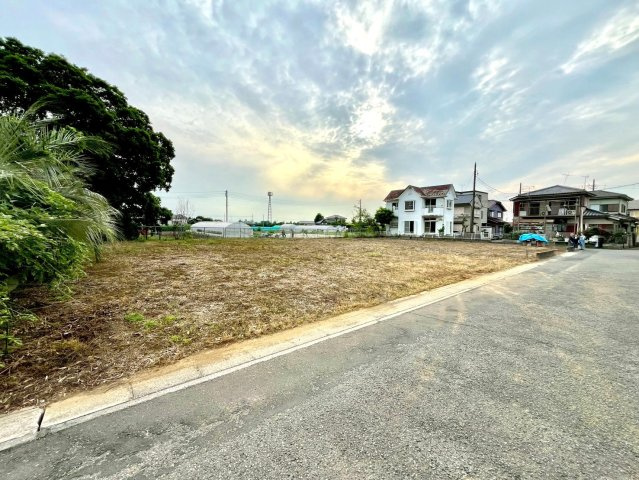 北西北東角地の開放感ある立地！陽当りも良好です！敷地約228坪・資材置場や駐車場用地としていかがでしょうか！