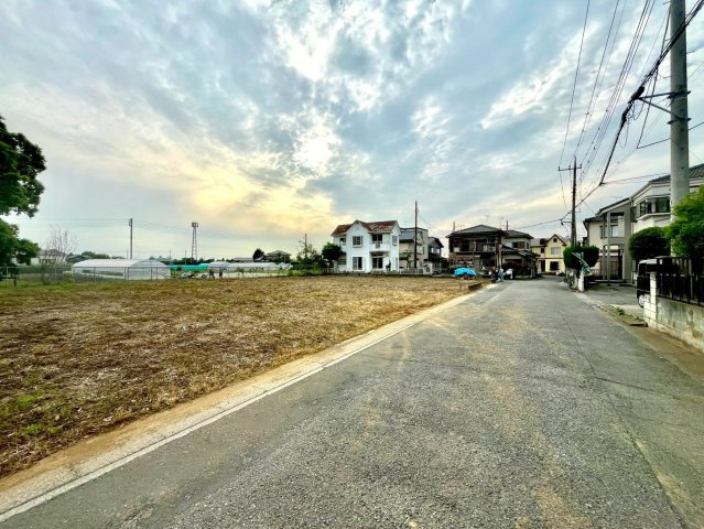 北西北東角地の開放感ある立地！陽当りも良好です！敷地約228坪・資材置場や駐車場用地としていかがでしょうか！