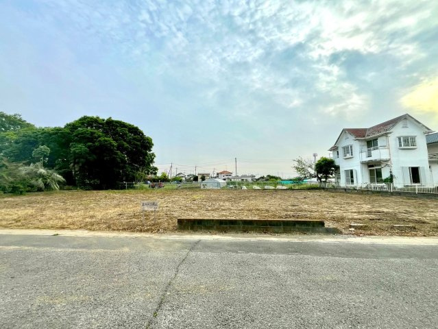 北西北東角地の開放感ある立地！陽当りも良好です！敷地約228坪・資材置場や駐車場用地としていかがでしょうか！