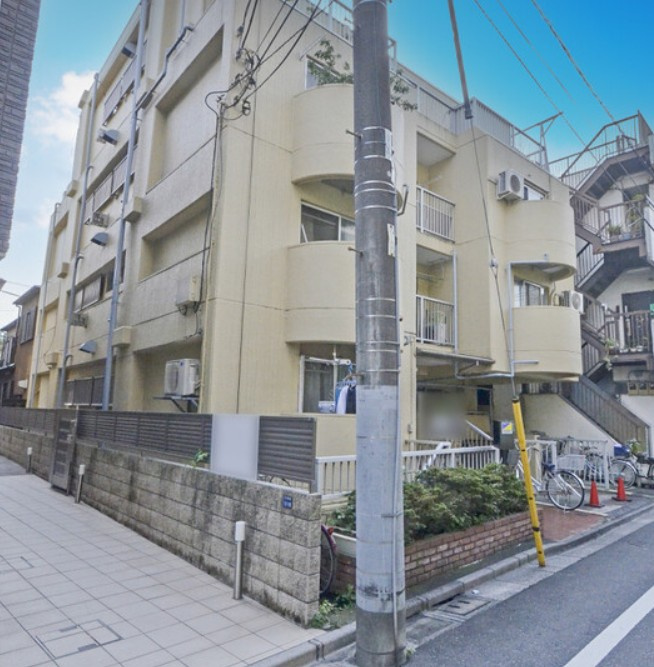 モダンでスタイリッシュな印象を与えるグレーを基調とした外観。