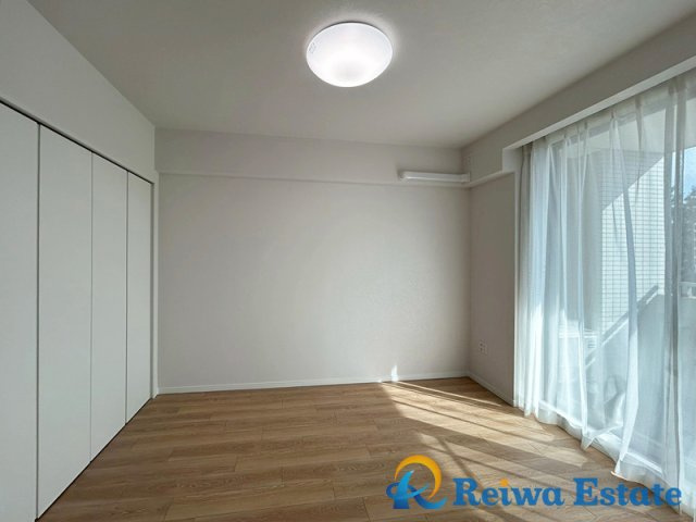 優しい光が差し込む洋室。バルコニーと面したお部屋は暖かな光とさわやかな風が届きます。