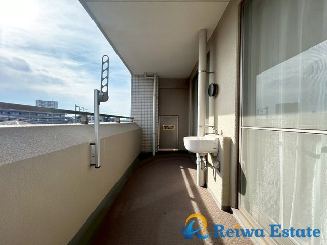 2部屋から行き来できる南向きのつづきバルコニー。