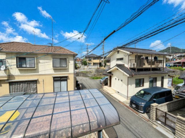 周囲に高い建物が少なく、開放感のある眺望が広がります。住宅街ならではの落ち着いた景色が広がり、日常の中でほっとできる環境です。天気の良い日は青空も気持ちよく、心地よい暮らしを感じられるポイントです。