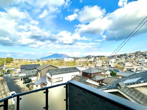 東南方向がきれいに見渡せ、東側には桜島