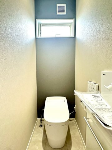 トイレはスタイリッシュなタンクレスを使用しています