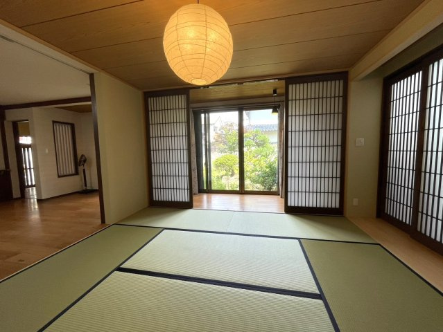 和室からはお庭が眺められます。
