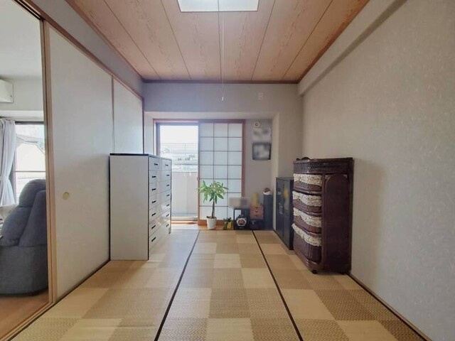 心地よい光が差し込む、広々とした和みの畳空間。