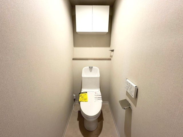 収納スペース付きでトイレが綺麗に片付きます