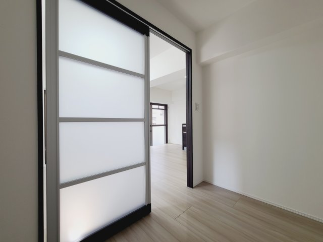 〇シンプルですっきりとした室内は飽きのこない居心地の良い雰囲気。自分好みの空間を創り上げてください。
