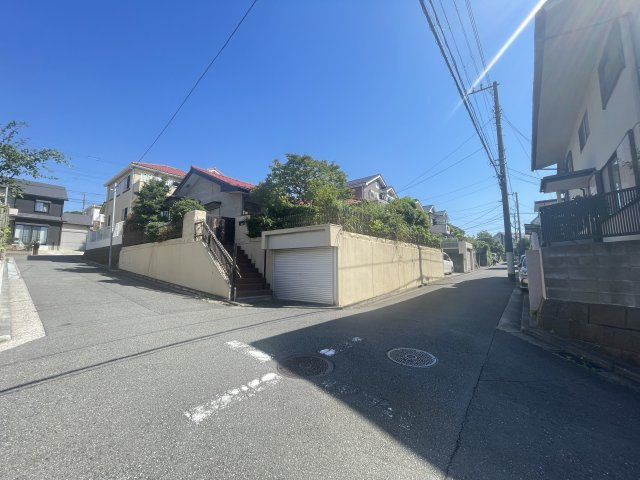京急本線の快速特急停車駅「金沢文庫」駅、急行停車駅の「能見台」駅の2駅利用可能です。「海の公園」や「野島公園」等、自然が多くて住環境の良い金沢区内の住宅街に位置しております。