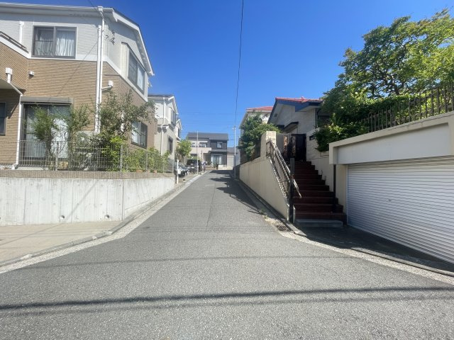 【南西側前面道路写真】陽光降りそそぐ「東南・南西角地」。敷地は約64.43坪のゆとりのある佇まいです。建築条件なし売地のため、お好きなハウスメーカー・工務店で建築可能。