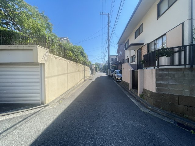 【東南側前面道路写真】陽光降りそそぐ「東南・南西角地」。敷地は約64.43坪のゆとりのある佇まいです。建築条件なし売地のため、お好きなハウスメーカー・工務店で建築可能。