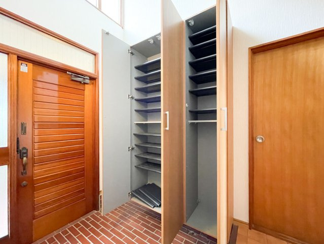 玄関収納は背が高く、ご家族みなさまの靴を収納できます。